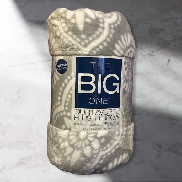 The Big One Oversized Super Soft Plush Throw In Grey And White 5ft x 6ft - Picture 1 of 3